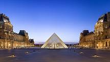 Kavárenský život a historické památky jsou tím, co turisté oceňují na Paříži nejvíce. Na snímku nádvoří galerie Louvre.