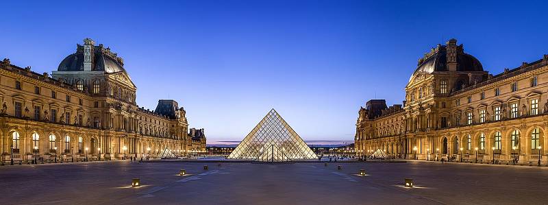 Kavárenský život a historické památky jsou tím, co turisté oceňují na Paříži nejvíce. Na snímku nádvoří galerie Louvre.