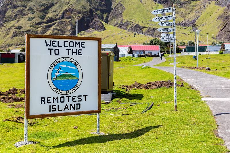 Tristan da Cunha v jižním Atlantiku je nejvzdálenějším obydleným souostrovím světa.