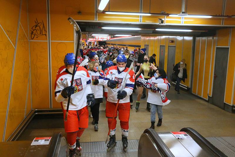 Po pražském metru se proháněli olympionici.