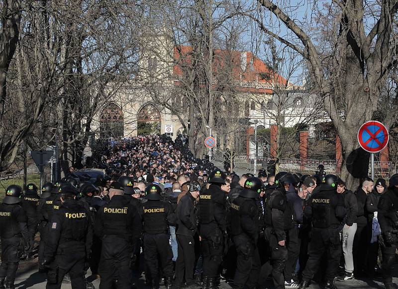 Pochod fanoušků Baníku Ostrava  na Letnou.