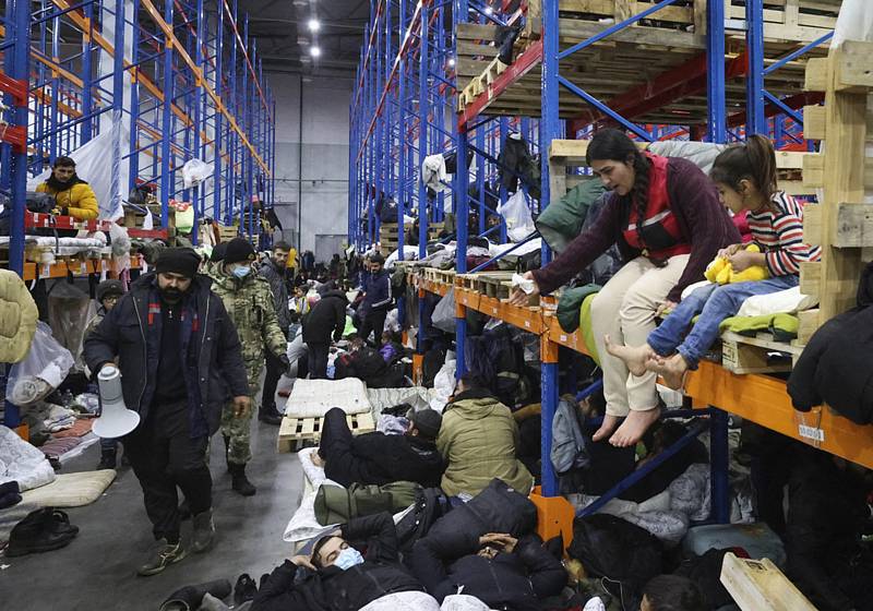 Migranti v hale u města Grodno