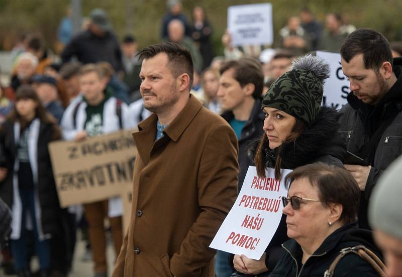 Snímek z protestního shromáždění Lékařského odborového sdružení s názvem Zachraňme zdravotnictví na náměstí Svobody v Bratislavě.