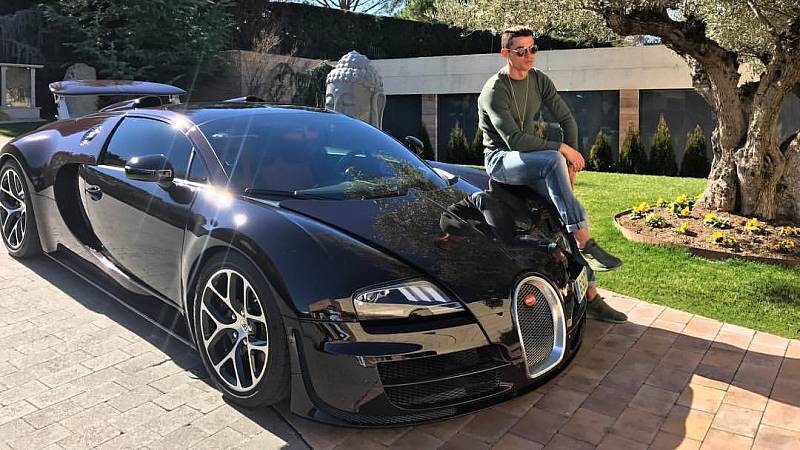 Cristiano Ronaldo a jeho Bugatti Veyron.