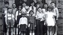 Petříkovické děti s ředitelem školy Karlem Šolcem počátkem šedesátých let dvacátého století
