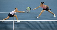 Tenistky Barbora Strýcová (vlevo) z ČR a Sie Šu-wej z Tchaj-wanu ve finále ženské čtyřhry na Australian Open.