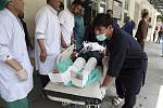 Zraněný muž po útoku sebevražedného atentátníka v afghánské metropoli Kábulu