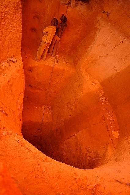 Hlubinná těžba kobaltu. Tento důl má 30 metrů. Vykopat ho ručně trvalo dva měsíce.