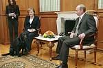 Vladimír Putin a jeho láska ke psům. Setkání s Angelou Merkelovou v Soči.