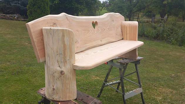 Dřevěná lavice z modřínu.