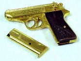 Pozlacená pistole typu Walther PPK. Ilustrační foto.