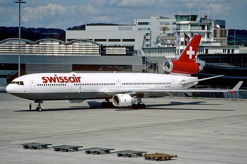 Letadlo společnosti SwissAir, které se v roce 1998 zřítilo ve Spojených státech amerických. Pozůstalí na zprávy o nálezu a identifikaci ostatků cestujících čekali v hotelu Ramada Plaza.
