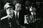 Jurij Gagarin (vlevo) pozoruje vojenskou přehlídku v Egyptě v roce 1962