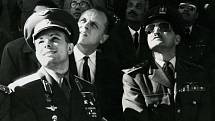 Jurij Gagarin (vlevo) pozoruje vojenskou přehlídku v Egyptě v roce 1962