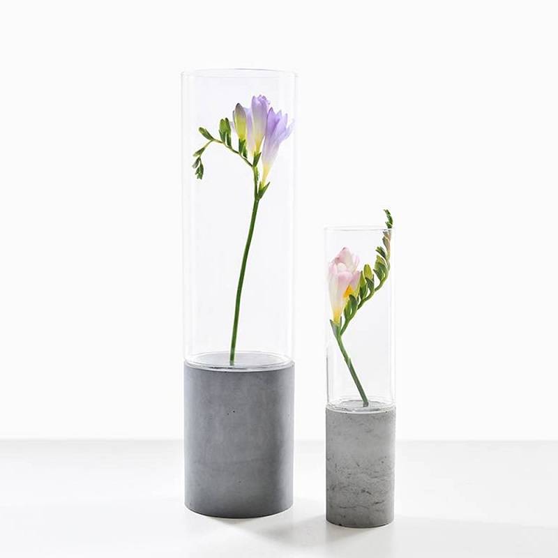 Skleněná konstrukce vázy je vsazená do stabilní podstavy z betonu, jejíž přirozenost nechá chytře vyniknout kouzlu každé květiny.