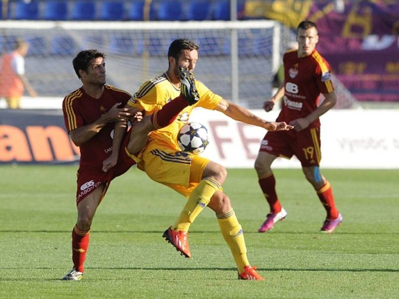 Utkání 5. kola první fotbalové ligy: FC Vysočina Jihlava - FK Dukla Praha, 17. srpna v Jihlavě. Zleva Antonio José Romera z Dukly, Haris Harba z Jihlavy a Lukáš Štětina z Dukly.