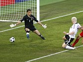 První gól čtvrtfinálového zápasu vstřelil Němec Schweinsteiger, který využil ideální přihrávky Podolskeho.