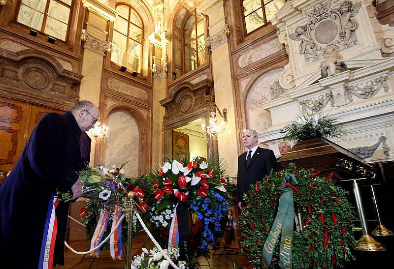 Naposled se zesnulým Jiřím Dienstbierem se mohli lidé rozloučit 14. ledna v budově Senátu v Praze.