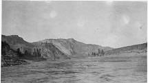 Země Kajusů, řeka Columbia. Snímek ji zachycuje v dobách, kdy ještě nebyla svázána kaskádou přehrad, vybudovaných ve 30. až 50. letech 20. století
