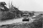 Německý vůz zapadlý v blátě. Hustě pršet začalo už 8. října 1941. Německá technika se bořila a nemohla postupovat