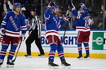 Filip Chytil (uprostřed) z Rangers se raduje po svém gólu do sítě Caroliny v šestém zápase druhého kola play off NHL.