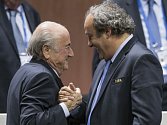 Prezident FIFA Sepp Blatter (vlevo) a šéf UEFA Michel Platini.