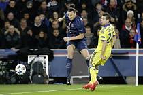 Zlatan Ibrahimovic z Paris St. Germain (vlevo) pálí proti Chelsea.