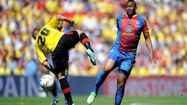 Matěj Vydra z Watfordu (vlevo) proti Crystal Palace.