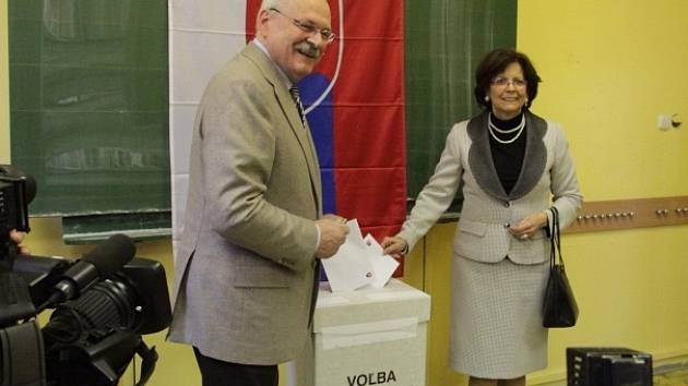 V sobotu odvolil i dosluhující prezident Gašparovič s manželkou.