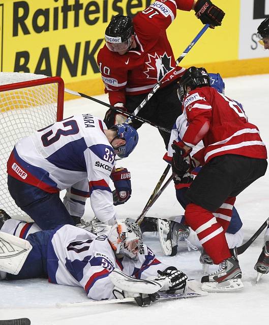 Hokejisté Slovenska porazili ve čtvrtfinále mistrovství světa v Helsinkách po dramatickém průběhu Kanadu 4:3, přestože ztratili vedení 2:0 a po druhé třetině prohrávali 2:3. Vítězný gól vstřelil v 58. minutě při přesilovce Michal Handzuš.