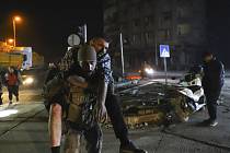Voják nese muže poté, co byl zraněn při posledním zemětřesení v Hatay v Turecku 20. února 2023