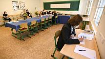 Student si na "potítku" připravuje odpovědi na vylosovanou maturitní otázku 1. června 2021 na pražském gymnáziu Na Zatlance