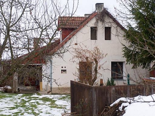 Dům v jihočeské obci Dubenec, kde žil manželský pár lupičů, který 10. prosince zastřelila německá policie při pokusu o přepadení banky v Karlsruhe. 