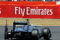 Lewis Hamilton patřil mezi ty, které na Silverstone zradila pneumatika.