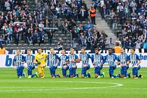 Fotbalisté Herthy Berlín včetně Vladimíra Daridy (pátý zleva) protestovali pokleknutím proti Donaldu Trumpovi.