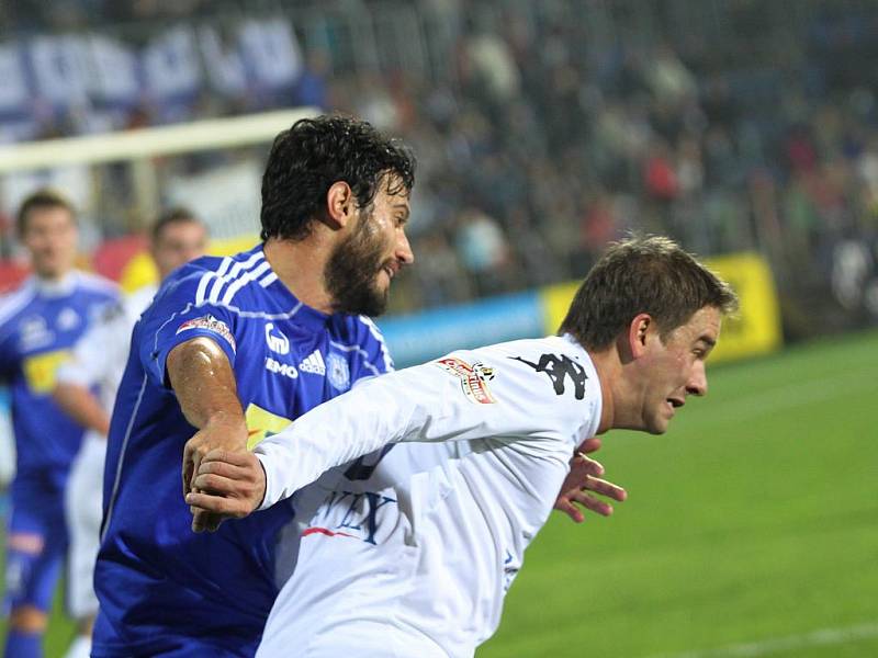 Olomoucký Daniel Silva Rossi (v modrém) a Petr Švancara ze Slovácka.