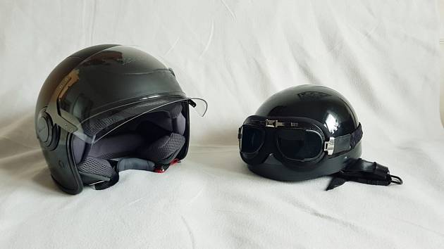 Při výběru helmy na motocykl nešetřete. Vybírejte pouze homologované (na snímku vlevo).