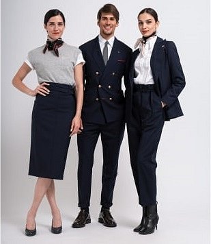 Nové uniformy stevardů představil dopravce ITA Airways. Ženská část posádky bude volit mezi kalhotovým kostýmem a sukní s trikem a vestou.