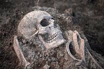 Metoda použití visacího zámku a položení v hrobě obličejem dolů, aby se zemřelí zakousli do země, byl podle odborníků velmi běžný způsob ochrany před „nemrtvými“. Ilustrační foto.