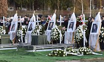 V polském Koszalinu byla pohřbena pětice dívek, které uhořely při únikové hře