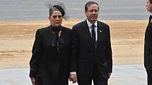 Izraelský prezident Isaac Herzog a jeho žena dorazili na pohřeb královny Alžběty II. v Londýně