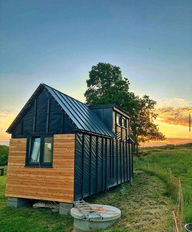 Osmnáctiletý Radek Pospíšil si ve svých šestnácti letech začal vlastníma rukama budovat tiny House. Dnes už plně vybavený dům je jeho splněným snem.