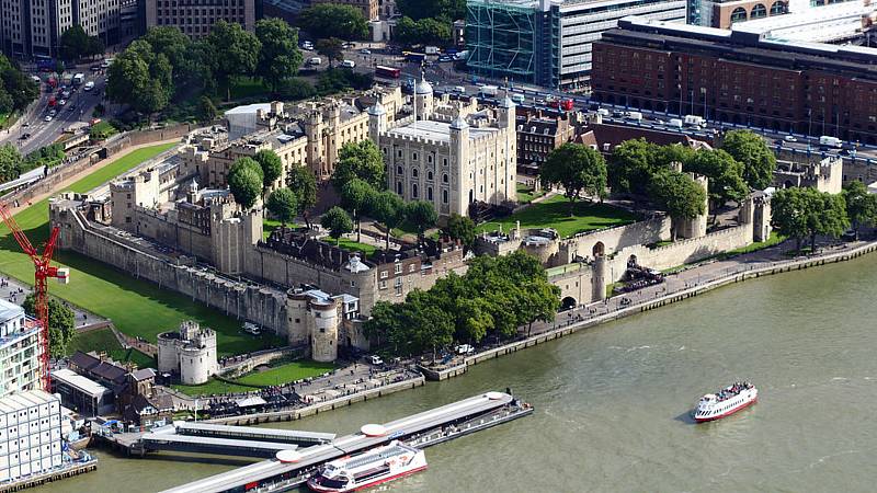 Rozmanitost a skvělá gastronomie - to jsou přednosti, které vystřelily Londýn mezi top destinace roku 2022, seznam připravil portál TripAdvisor. Na snímku letecký pohled na Tower of London.