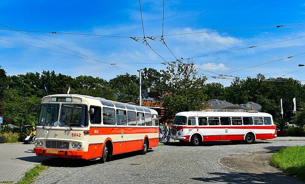 Dvojice autobusů československé výroby. Vpředu je Karosa ŠM11 a za ní Škoda 706 RTO.