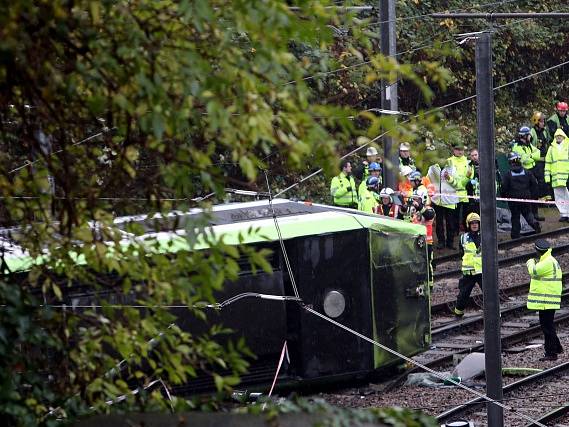 Více než 50 lidí skončilo v Londýně v nemocnici poté, co dnes na jihu britské metropole ve čtvrti Croydon vykolejila tramvaj a převrhla se.