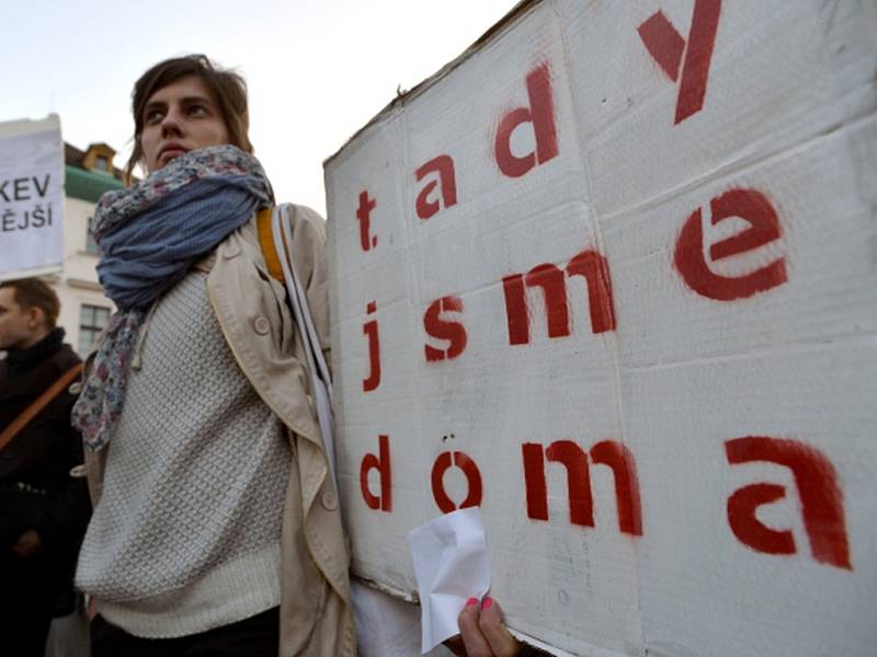 Na pražském náměstí Republiky se dnes sešlo na akci „Uprchlíci, vítejte" asi 150 demonstrantů. Protest byl namířen proti rasismu a xenofobii a jeho cílem bylo rovněž podpořit přijímání uprchlíků zejména z válkou zmítané Sýrie do České republiky.