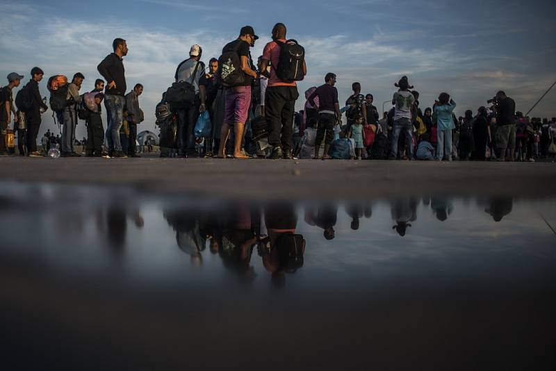 Připlouvání uprchlíků na řecký ostrov Lesbos.