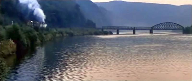Úvodní scéna filmu Most u Remagenu - v tomto případě však není v záběru "hlavní hrdina" filmu, ale nedaleký Měchenický most