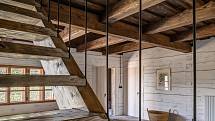 Do patra vedou krásné dřevěné schody s kovovým zábradlím.