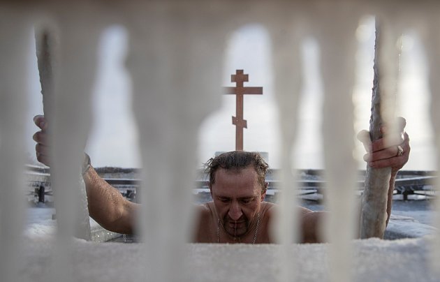 Mrazivý nádech, 19. ledna 2021. Věřící muž vystupuje z ledové vody během oslav pravoslavného křesťanského svátku Zjevení Páně v ruském Josefo-Volokolamském kláštěře v Moskevské oblasti